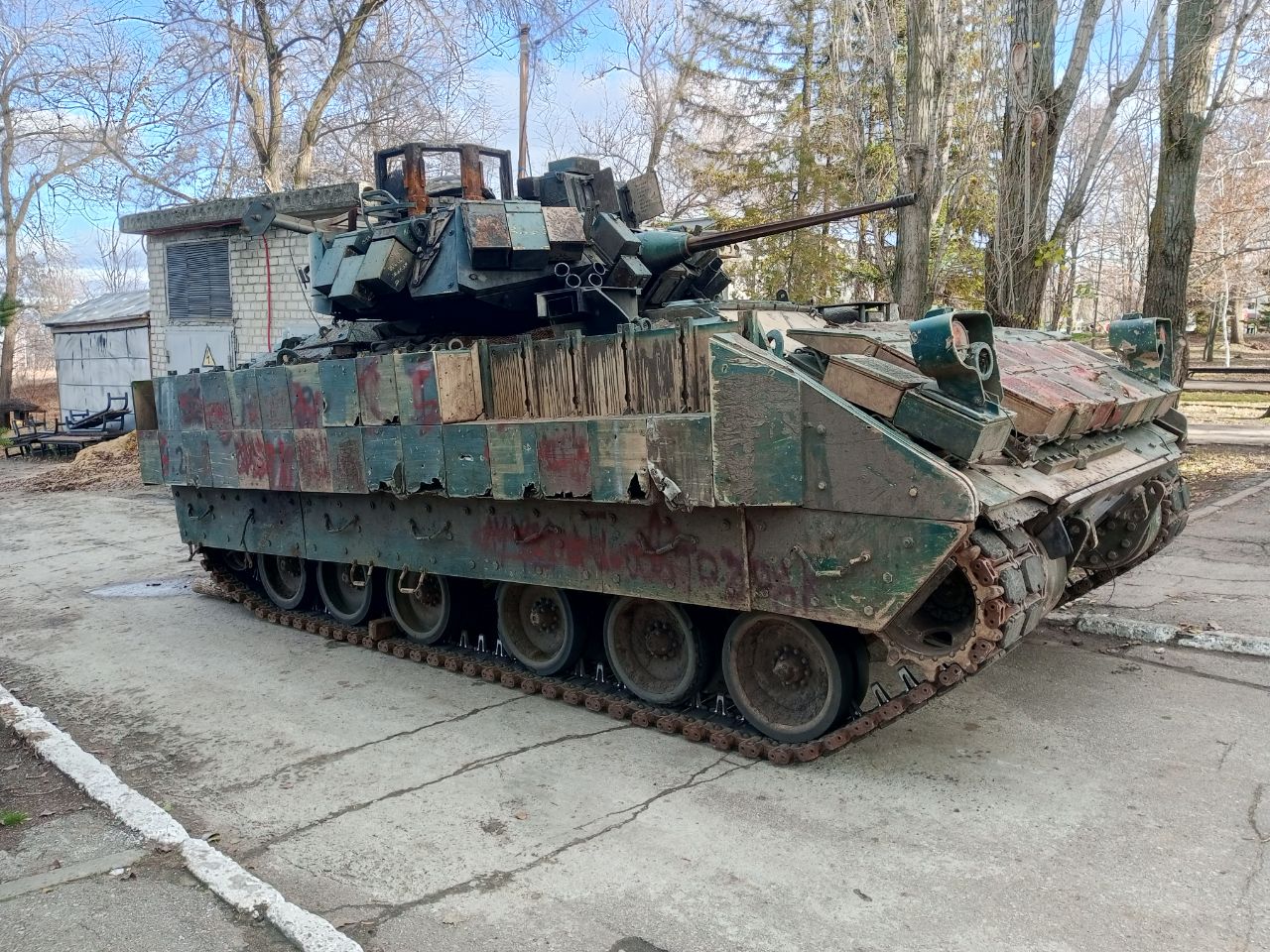 Трофейный танк Bradley стал экспонатом в Парке Победы Саратова